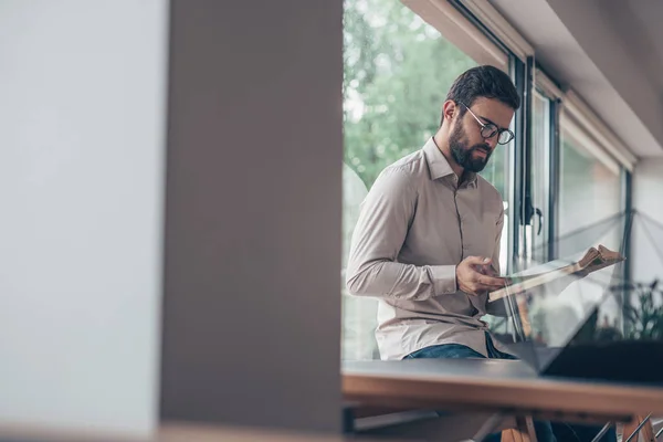 Jovem Estudante Lendo Livro Coworking — Fotografia de Stock