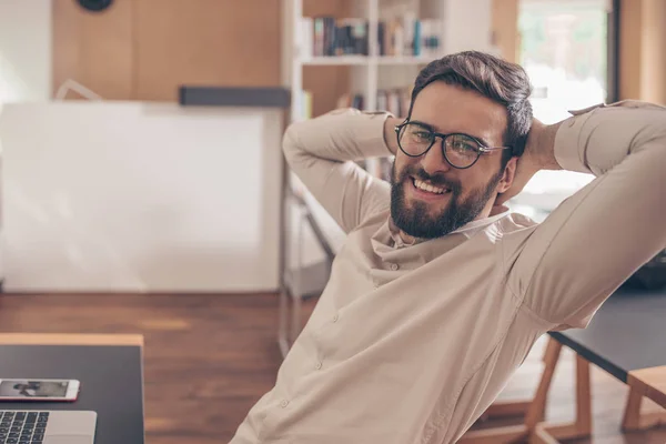 Lächelnder Junger Mann Mit Brille Beim Coworking — Stockfoto