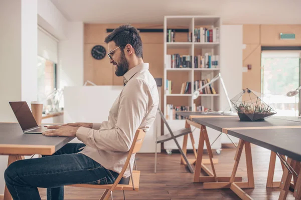 Jonge Man Met Laptop Werken Het Naaiatelier — Stockfoto