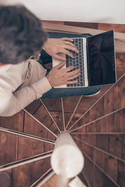 Jovem Com Laptop Nas Escadas Dentro Casa — Fotografia de Stock