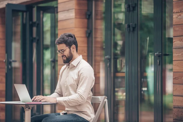 Jovem Sorridente Com Laptop Livre — Fotografia de Stock