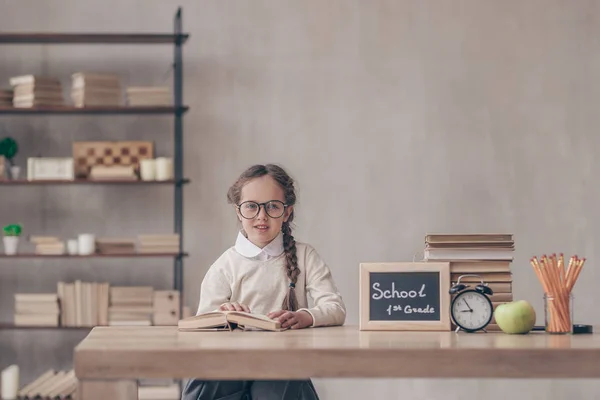 Bambina Con Libro Studio — Foto Stock