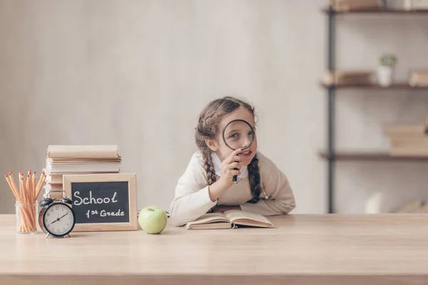 Niña Con Una Lupa Estudio — Foto de Stock