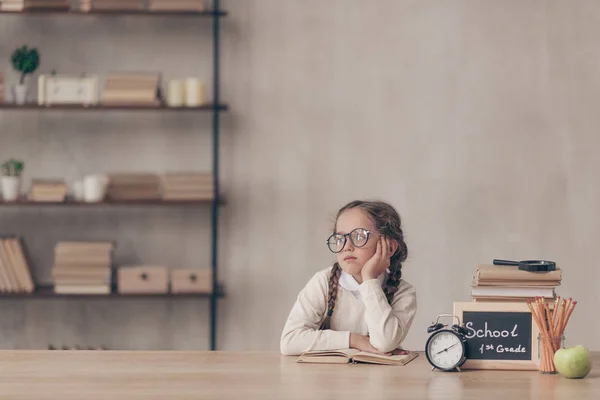 Znuděná Holčička Stolu Studiu — Stock fotografie