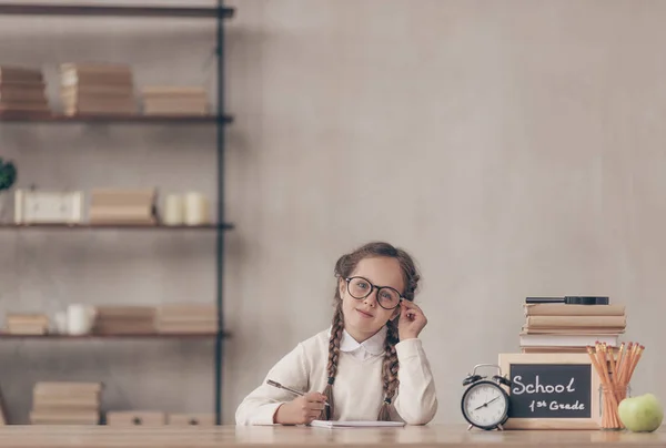 Malý Žák Brýlemi Studiu — Stock fotografie