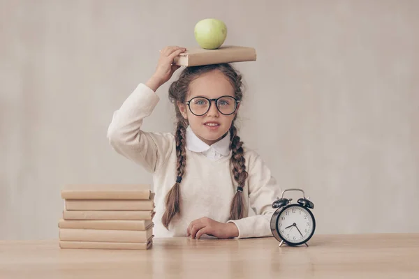 Piccolo Alunno Con Libri Alla Scrivania — Foto Stock