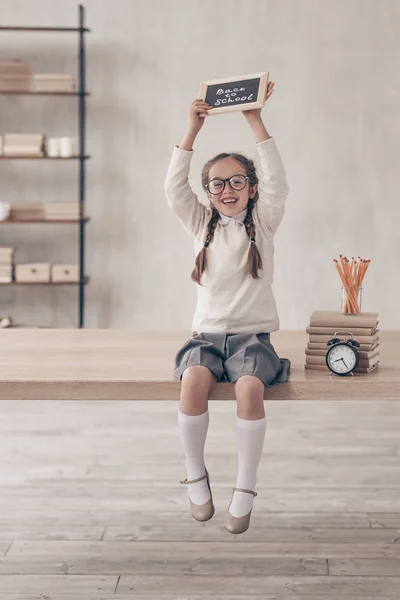 Menina Feliz Com Prato Estúdio — Fotografia de Stock