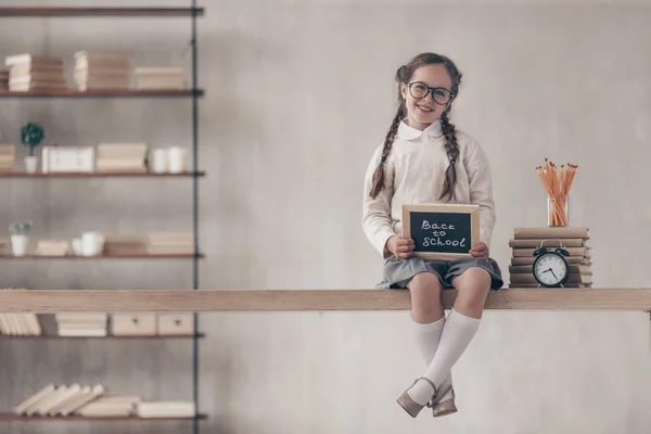 Menina Com Prato Estúdio — Fotografia de Stock