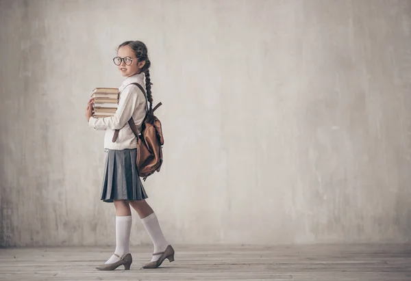 Pequena Estudante Com Livros Estúdio — Fotografia de Stock