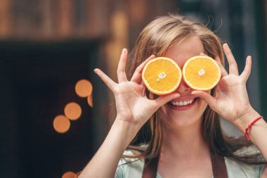 Mutlu kız mutfakta portakal ile