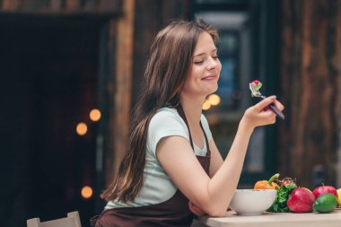 Çekici kadın mutfakta yemek