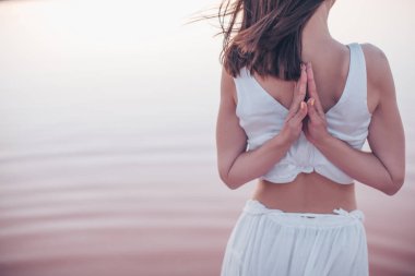 Genç kız Yoga yakın çekim yapıyor