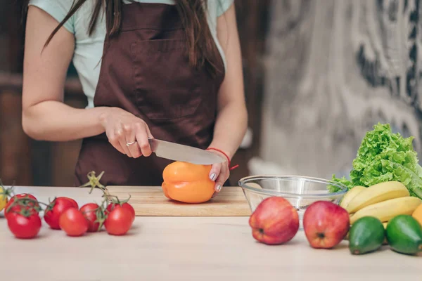 Giovane Chef Cucina Primo Piano — Foto Stock