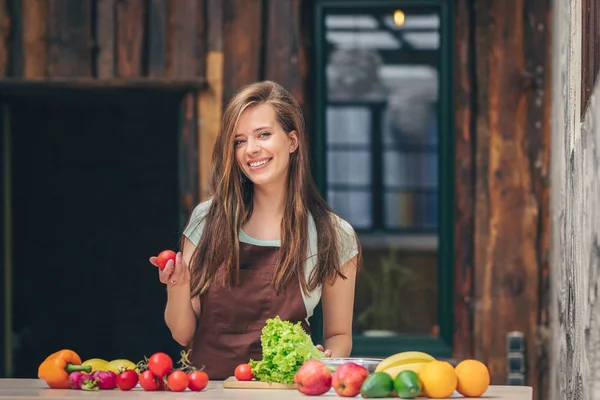 Mujer Atractiva Sonriente Con Verduras Cocina — Foto de Stock