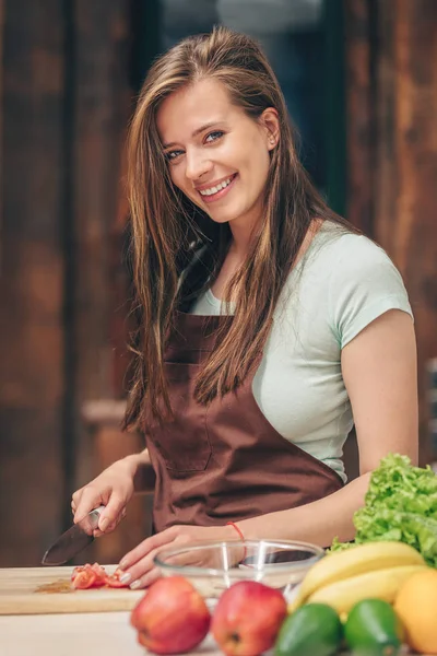 Усміхнена Приваблива Жінка Овочами Кухні — стокове фото