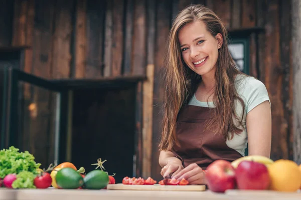 Giovane Chef Attraente Cucina Cucina — Foto Stock