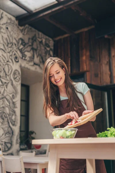 Cuoco Attraente Che Cucina Cucina — Foto Stock