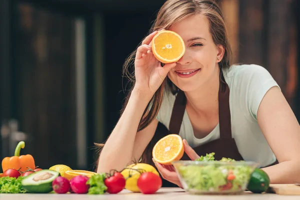 Giovane Vegano Sorridente Cucina — Foto Stock