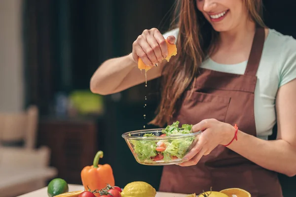 Ragazza Sorridente Preparare Insalata Cucina — Foto Stock