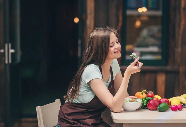 Mujer Joven Comiendo Cocina —  Fotos de Stock