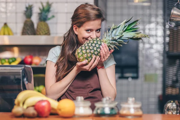 Giovane Chef Con Ananas Cucina — Foto Stock