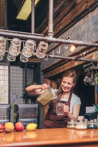 Young Chef Preparing Smoothies Kitchen — Stock Photo, Image