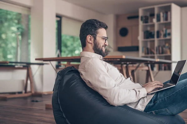 Glimlachende Man Met Laptop Naaiatelier — Stockfoto