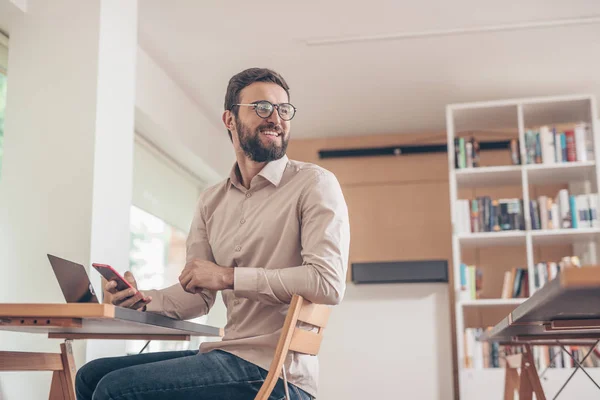 Χαμογελώντας Φοιτητής Ένα Τηλέφωνο Coworking — Φωτογραφία Αρχείου