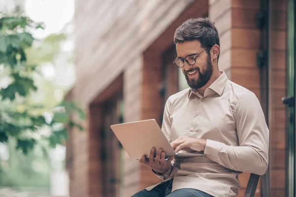 Jungunternehmer Mit Laptop Freien — Stockfoto