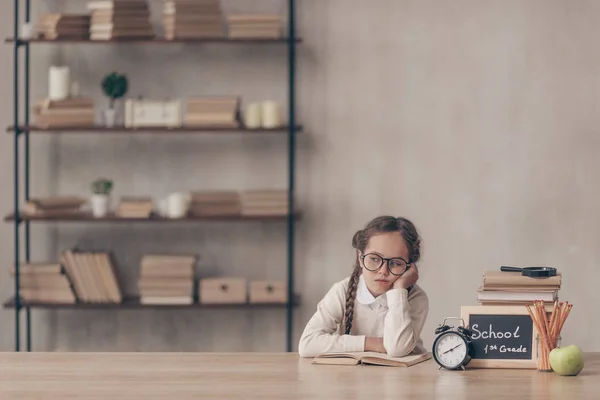 Znuděná Holčička Studiu — Stock fotografie