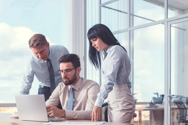 Berufstätige Geschäftsleute Büro — Stockfoto