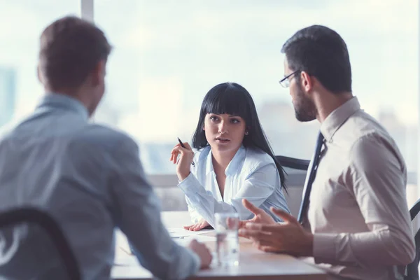 Empresários Numa Reunião Escritório — Fotografia de Stock