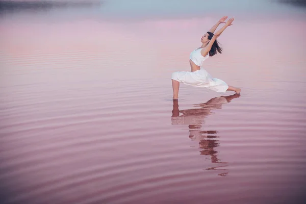 Jong Meisje Doet Yoga Buiten — Stockfoto