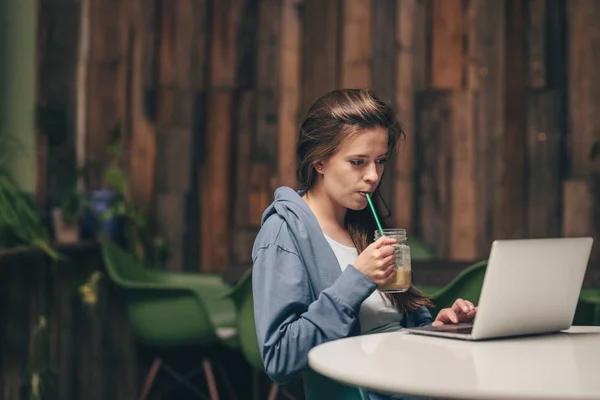 Работающая Молодая Женщина Ноутбуком Кафе — стоковое фото