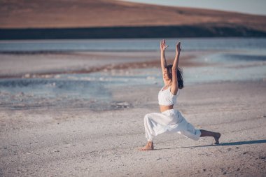 Çekici erkek sabah Yoga uygulamak