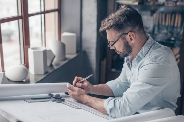 Atölye çalışmalarında, Olgun mimar