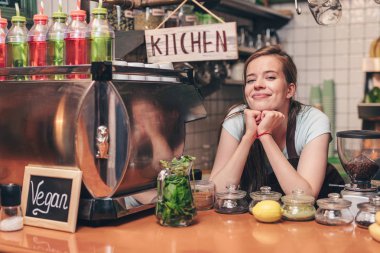 Genç çekici Şef mutfakta