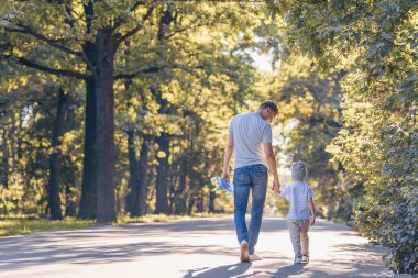 Yaz aylarında bir kaykay ile gülümseyen aile