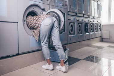 Çamaşırhane, çamaşır makinesinde kadın ayakları