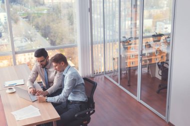 Bir sözleşme imzalamadan gülümseyen iş adamları