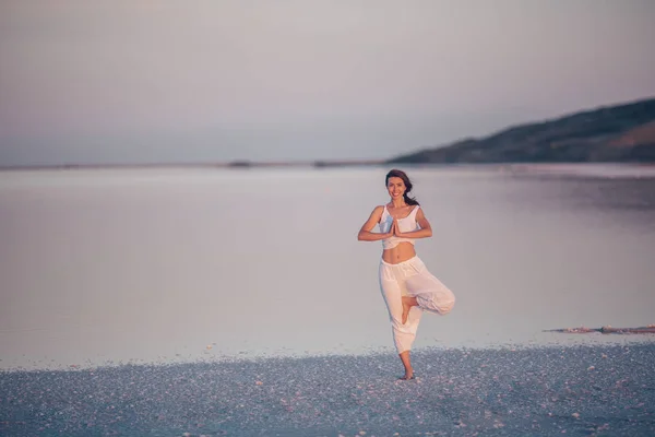 Femme Attrayante Pratiquant Yoga Coucher Soleil — Photo