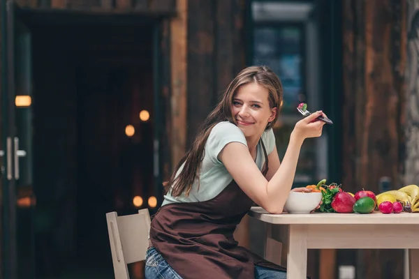 Junges Attraktives Mädchen Isst Der Küche — Stockfoto