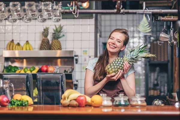 Menina Atraente Nova Com Abacaxi Cozinha — Fotografia de Stock