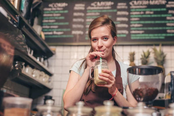 Joven Chica Atractiva Bebiendo Batido Cocina — Foto de Stock