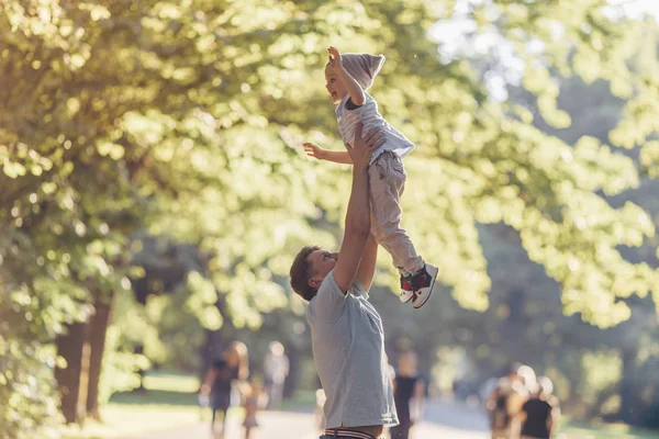 Boldog Apa Egy Kis Fiú Parkban — Stock Fotó