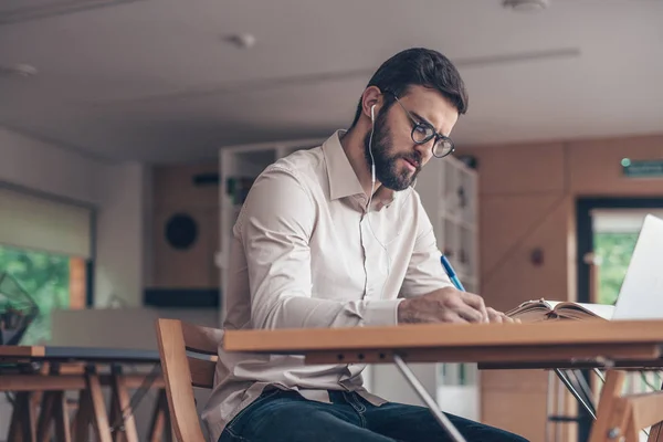 Joven Con Portátil Coworking —  Fotos de Stock