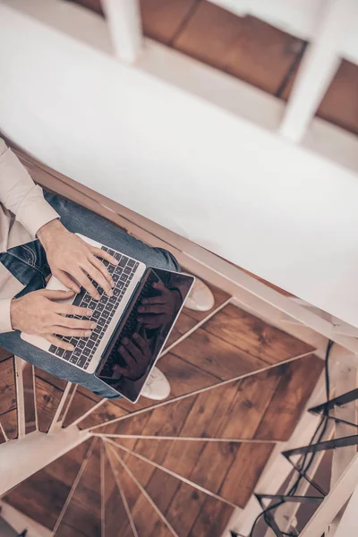 Mãos Masculinas Com Laptop Nas Escadas — Fotografia de Stock