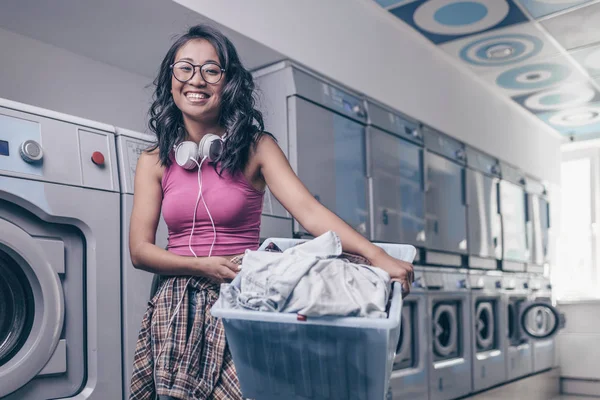 Ragazza Sorridente Con Cesto Lavanderia — Foto Stock