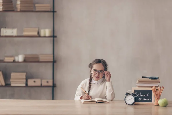 Malý Žák Brýlemi Studiu — Stock fotografie