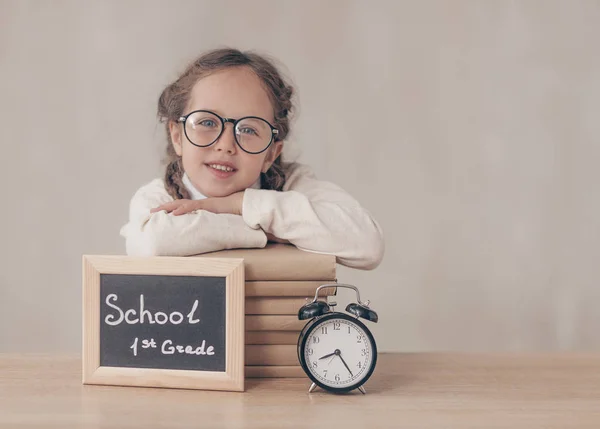 Glimlachend Weinig Leerling Met Boeken Studio — Stockfoto